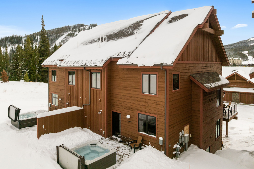 Private Hot Tub with Privacy Wall