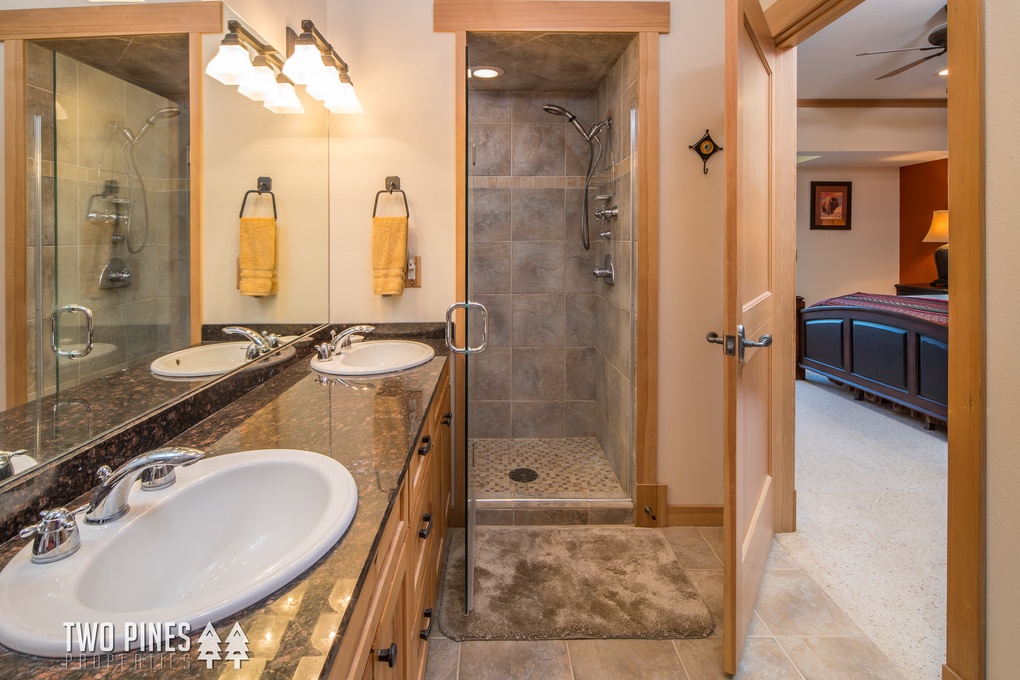 Primary Bathroom en Suite with Soaking Tub and Walk-In Shower
