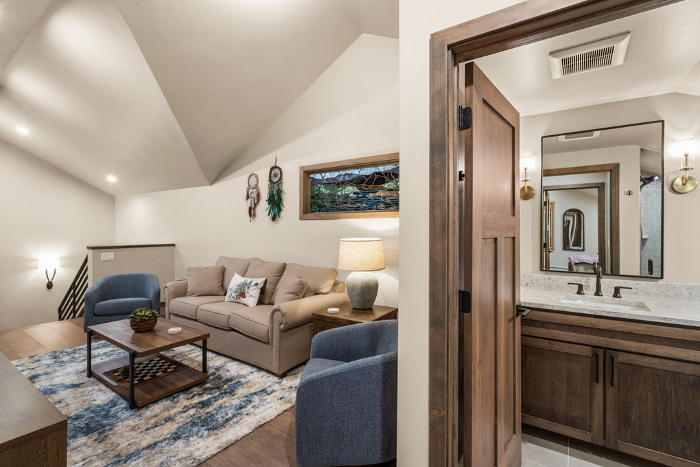 Third Floor's Cozy Den w. Full Bath