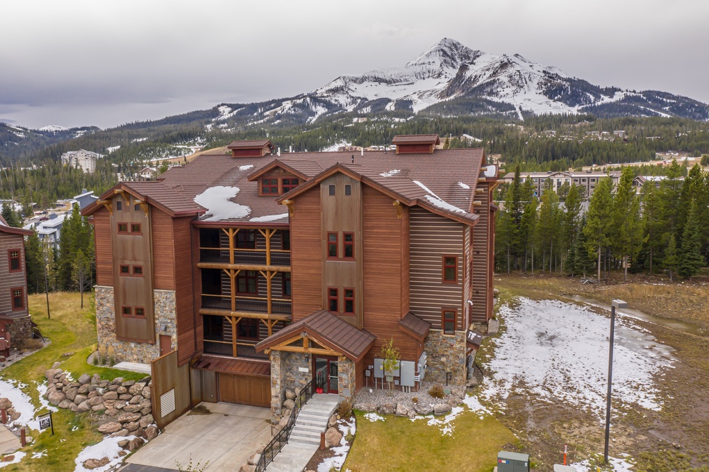 Elkhorn Lodge with Surrounding Mountain Views