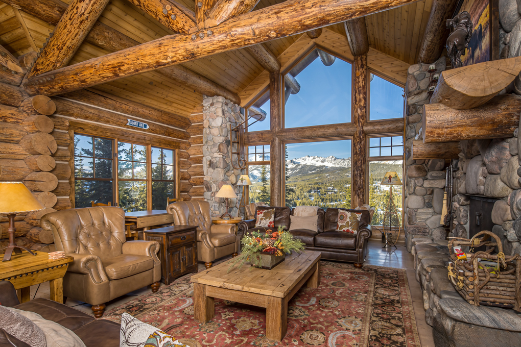 Spacious Living Room w. Views