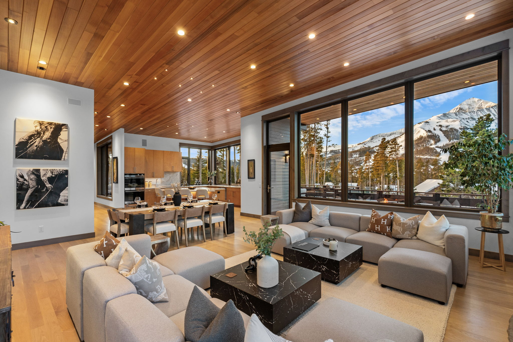 Spacious open floor concept main living area