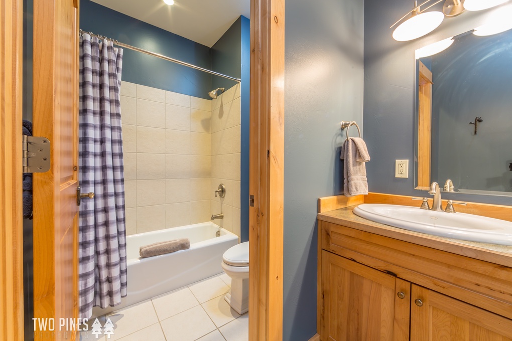 Shared Full Bathroom with Tub/Shower Combo
