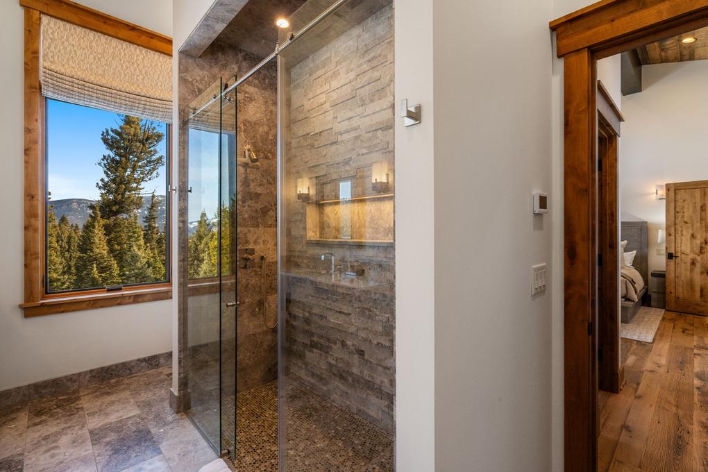 Primary Bedroom Full Bath En-Suite (main floor)