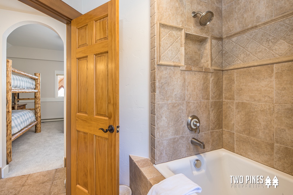 Bunkroom En Suite with Tub/Shower Combo