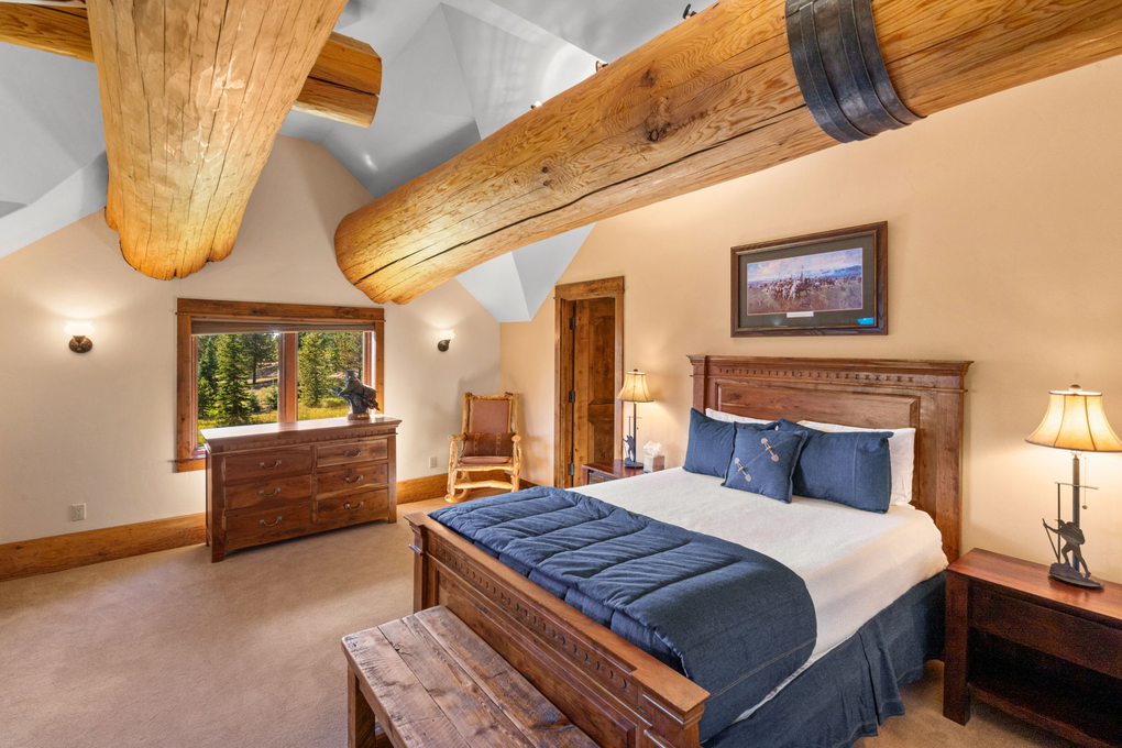Upstairs Wolf Bedroom w. Shared Bath