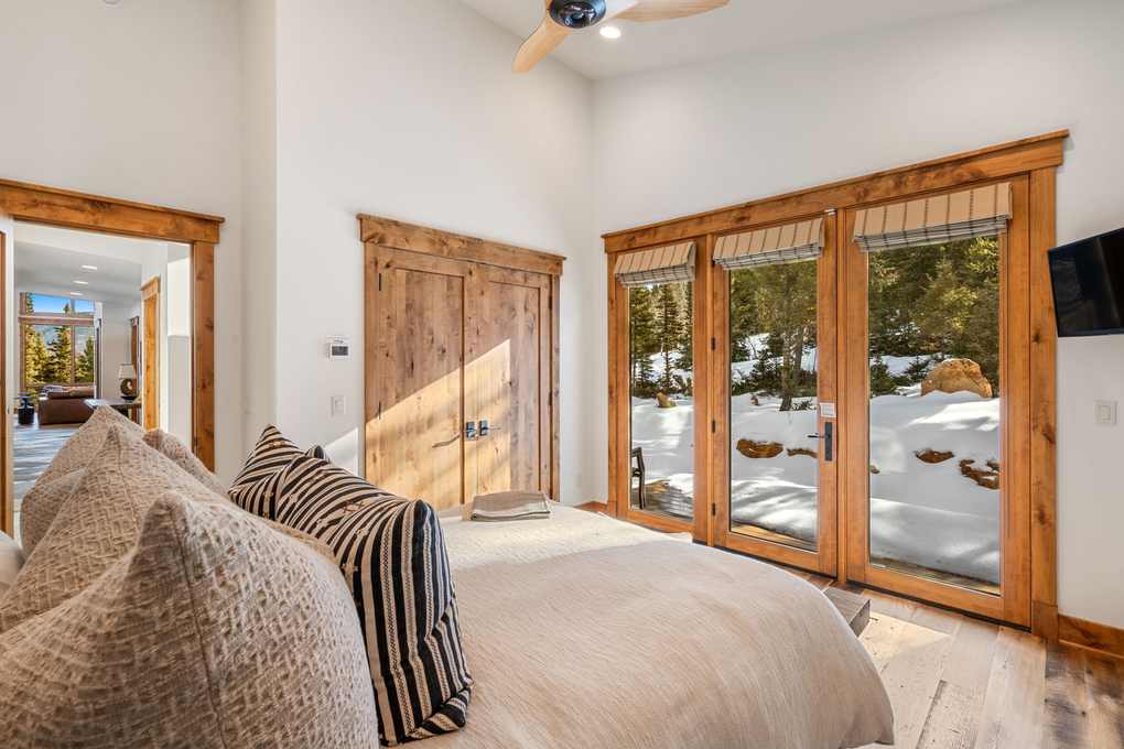 Guest Room 1 (main floor)