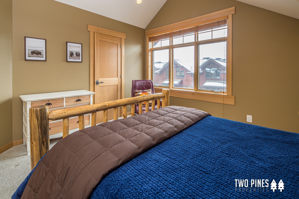 Guest bedroom with Queen bed