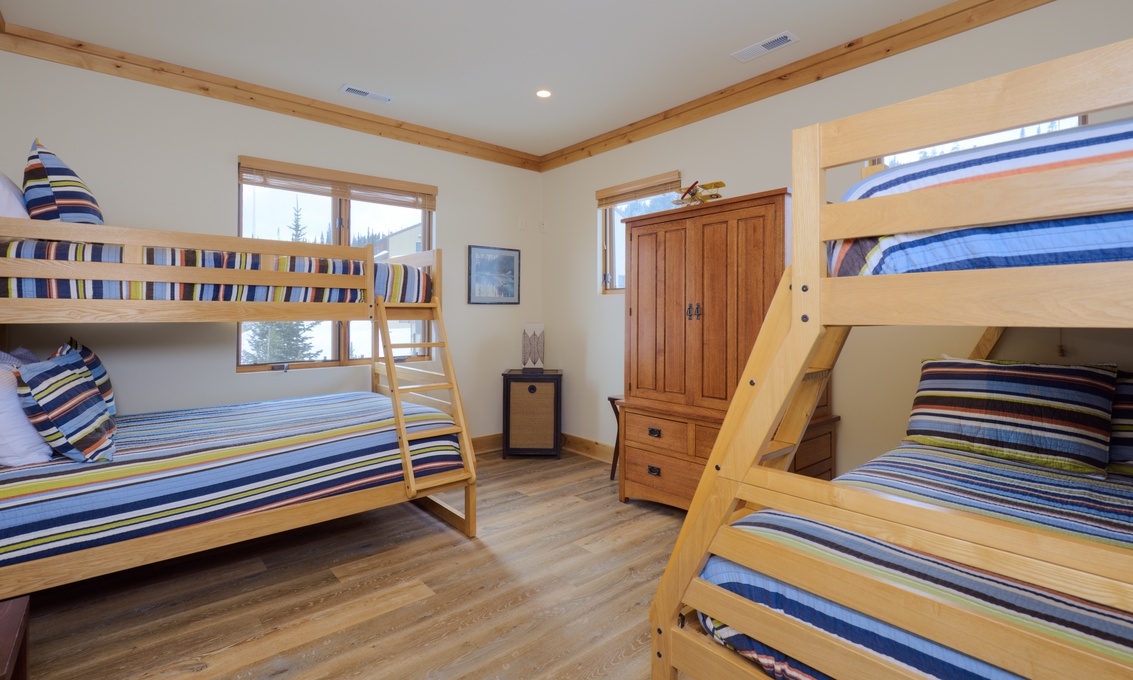 Bunkroom 2 Twin over Full Bunk Beds