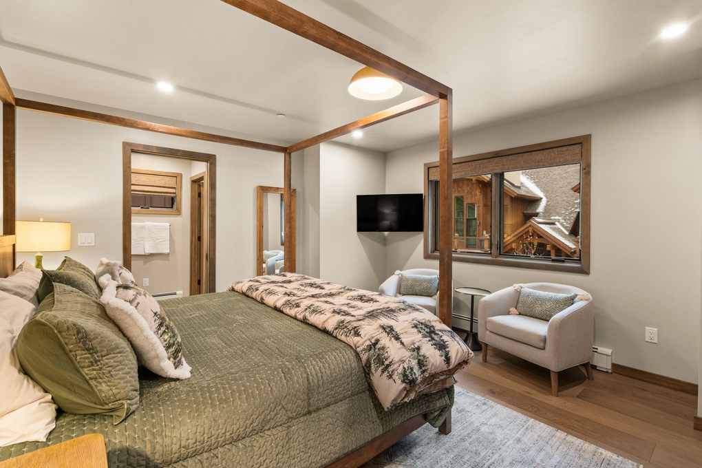 Primary Bedroom on Main Floor w. En-Suite Full Bath