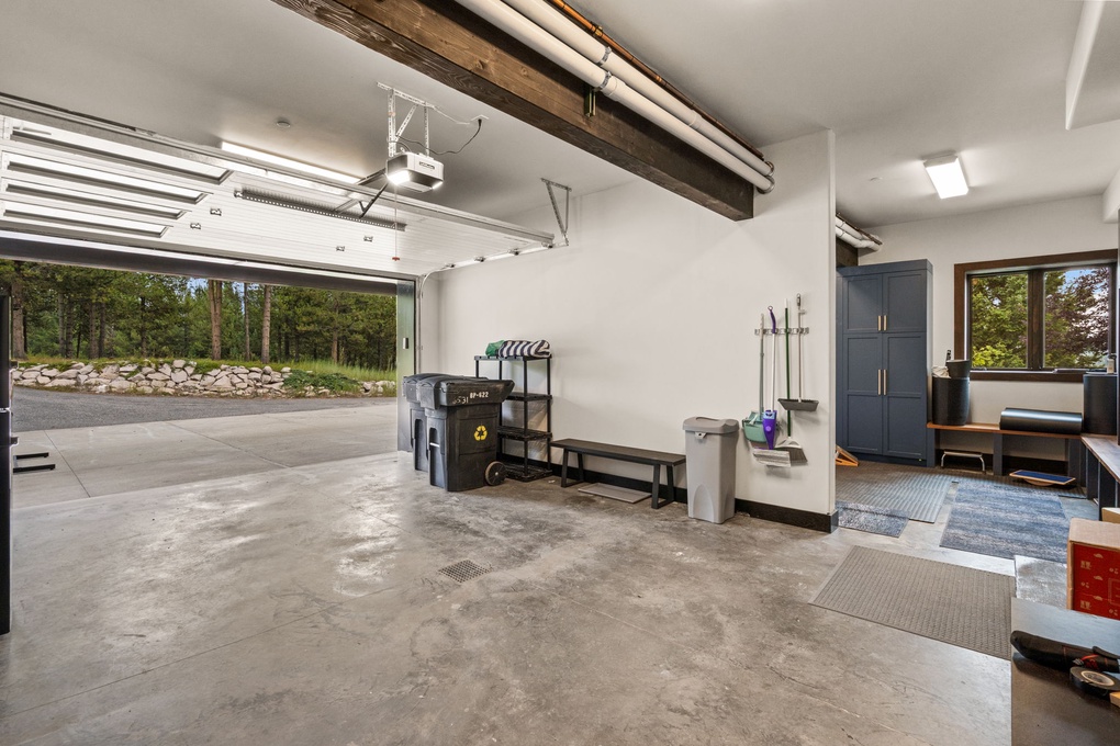 Heated 1 Car Garage w/ Private Gym