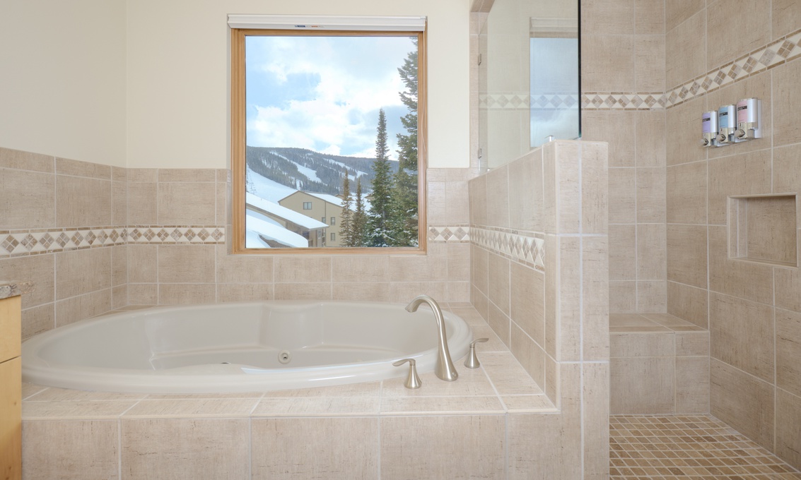 Primary en Suite Bathroom