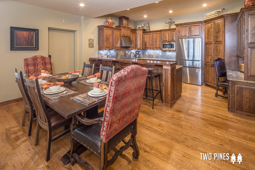 Spacious Dining Room w. Additional Bar Seating
