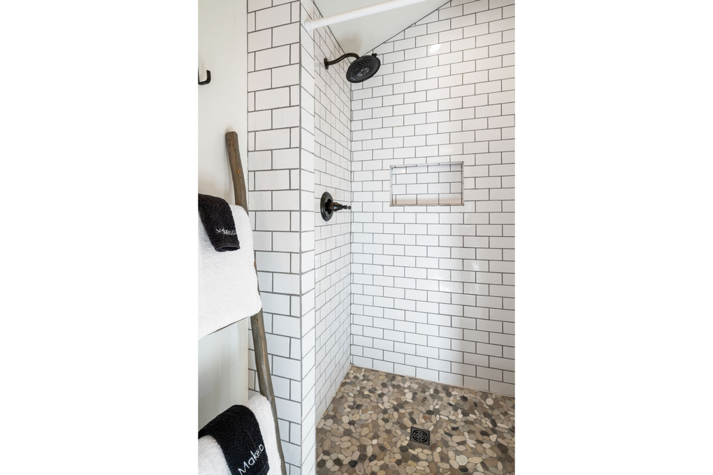 Upstairs Right Guest Bedroom 1 En-Suite Full Bath