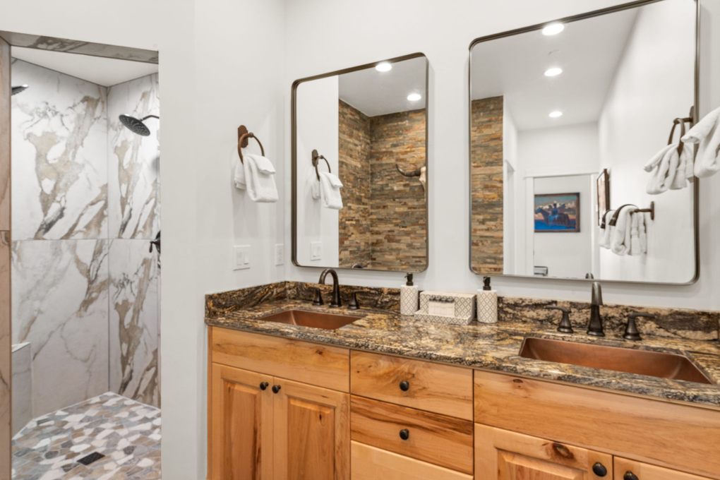 Primary Bedrooms En-Suite Full Bath w. Walk-in Shower and Tub