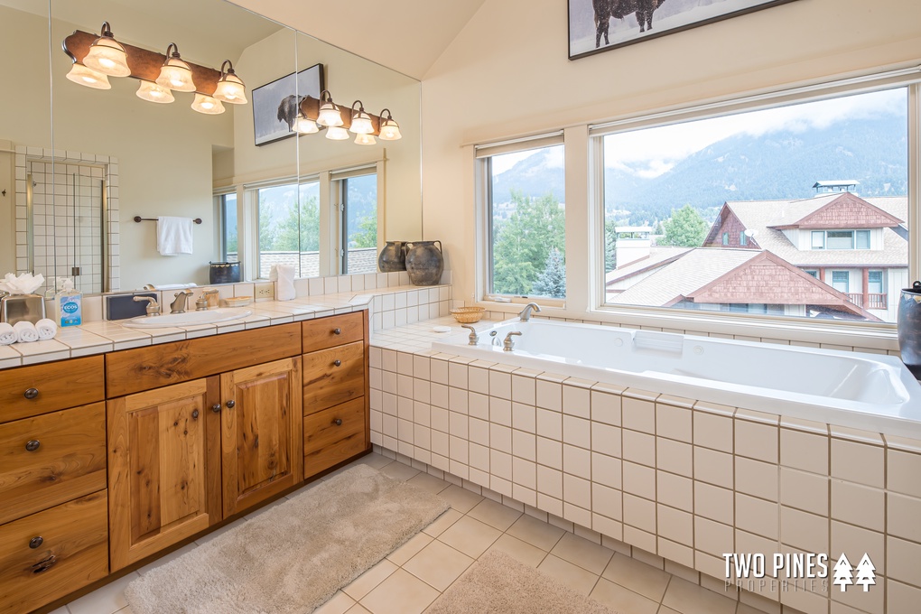 Primary en Suite with Soaking Tub