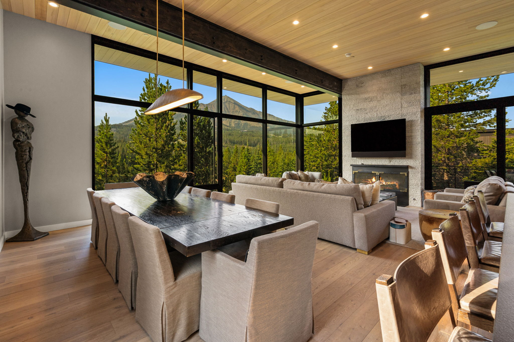 Spacious Dining Room, Seating for 10