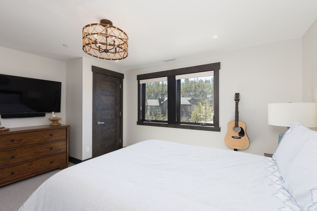 Upstairs Guest Bedroom 1 w. En-Suite