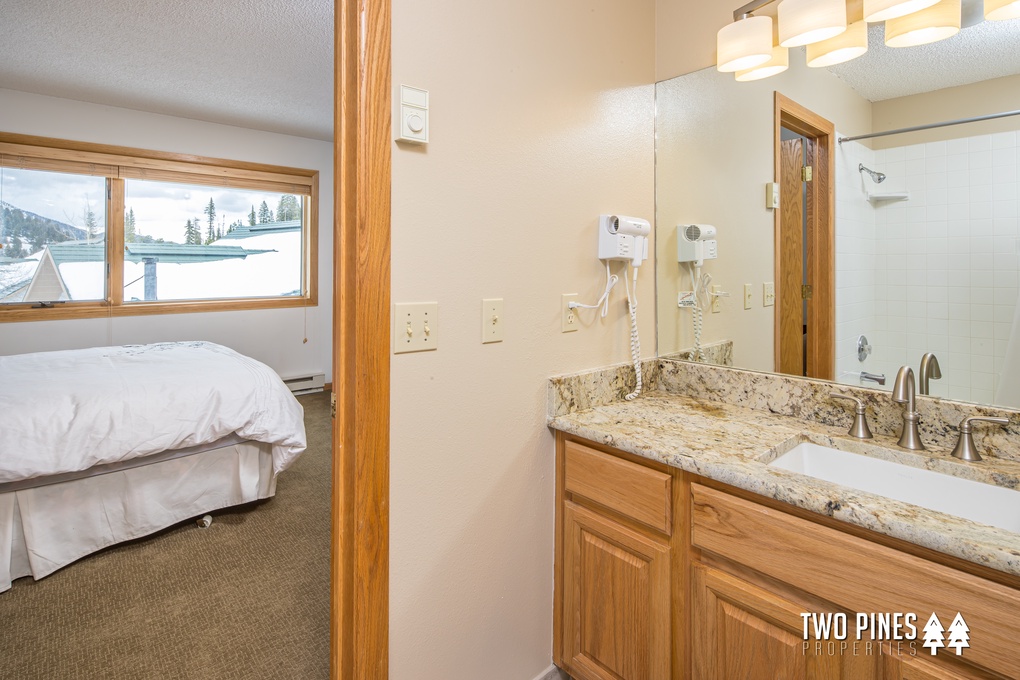 En-Suite Full Guest Bathroom