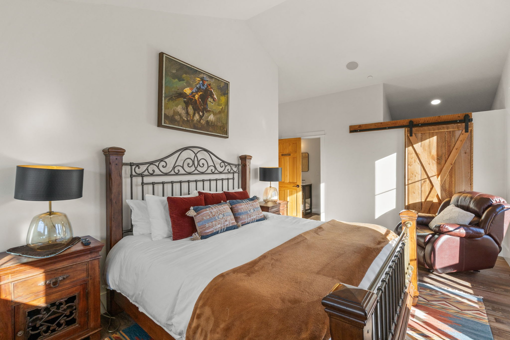 Upstairs Right Guest Bedroom 1 w. En-Suite (King Bed)