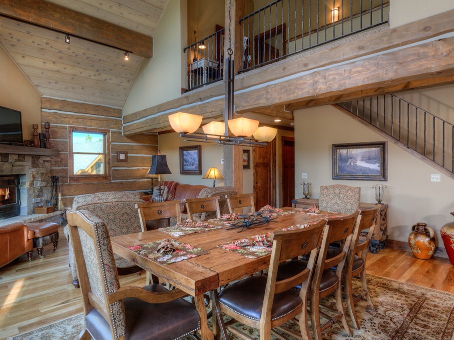 Spacious Dining Room with Seating for 8