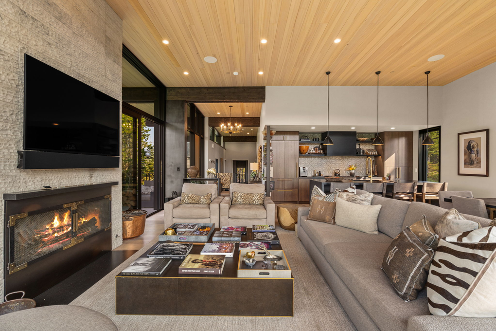 Spacious Living Room and Kitchen
