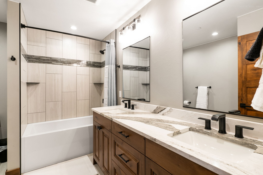 Third Floor Hallway Full Bath