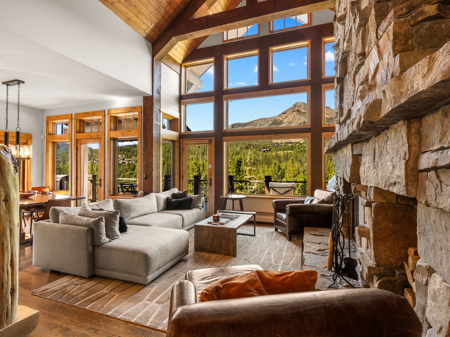 Living Room w. Private Deck and Fireplace