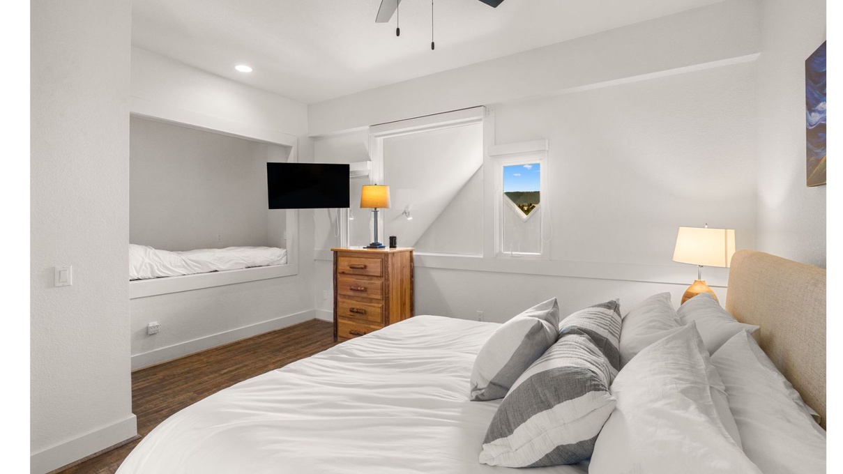 Primary King Suite With Twin Bed