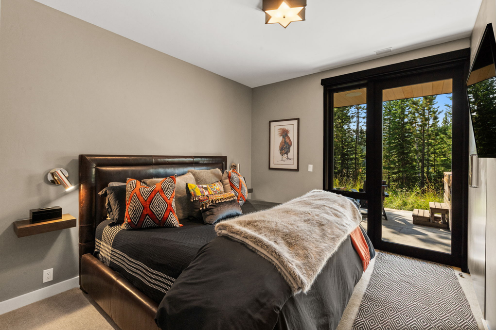 Guest Bedroom 1 w. Hot Tub Access