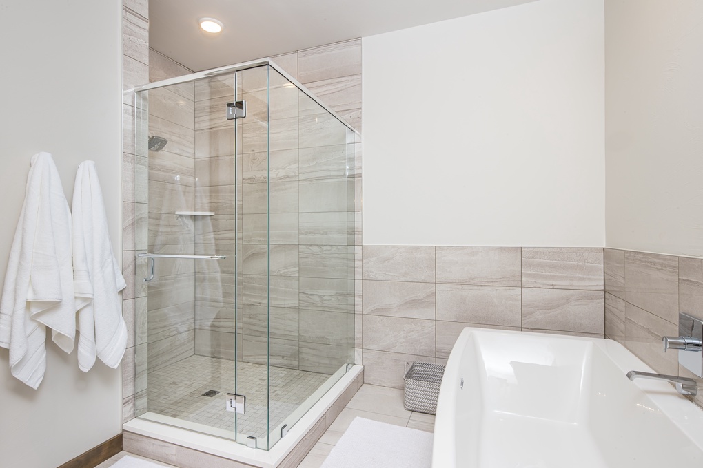 Primary en Suite with Walk-In Shower and Soaking Tub
