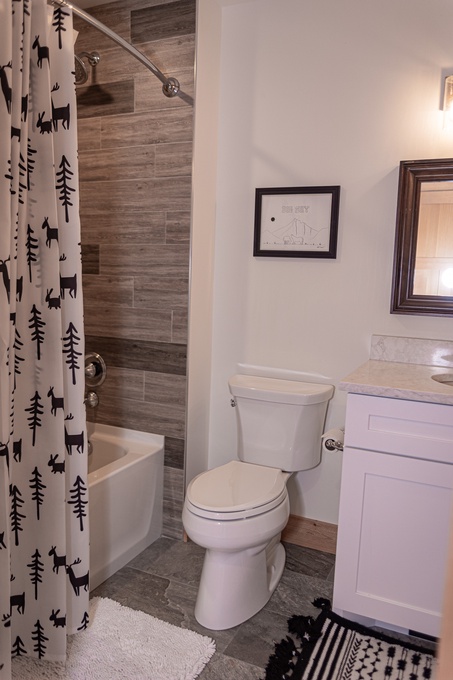 Shared Hallway Bathroom with Tub/Shower Combo