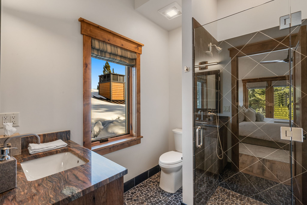 Guest Room 2 En-Suite Full Bath (second floor)