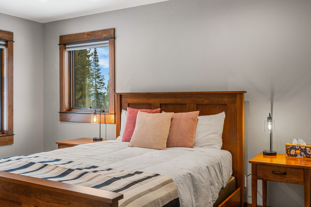 Guest Bedroom 3 with Queen Bed (third floor)