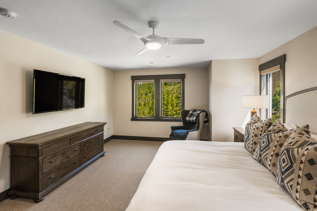Guest Bedroom 2 (second floor)