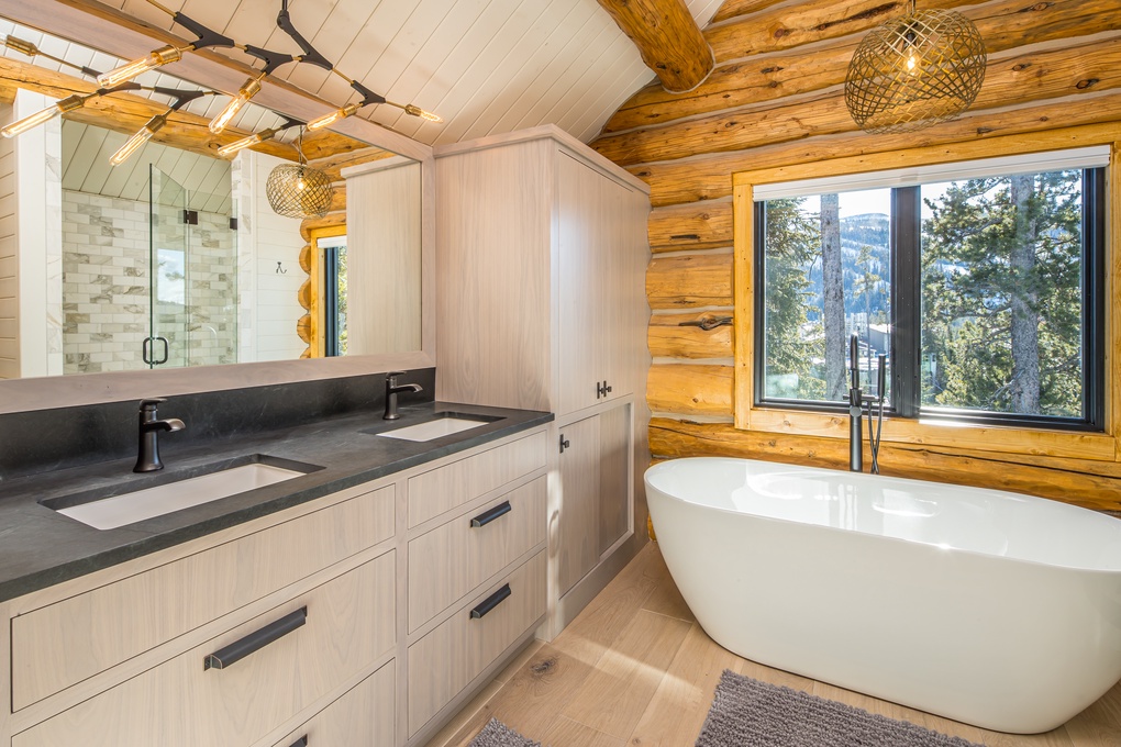 Primary En Suite with Dual Vanity & Soaking Tub