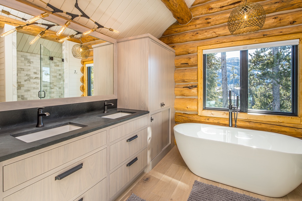 Primary en Suite with Double Vanity & Soaking Tub