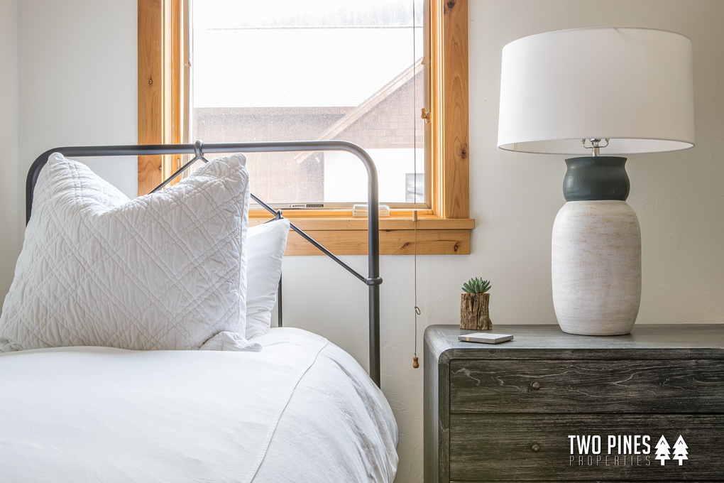 2nd Guest Bedroom: 2 Twin Beds