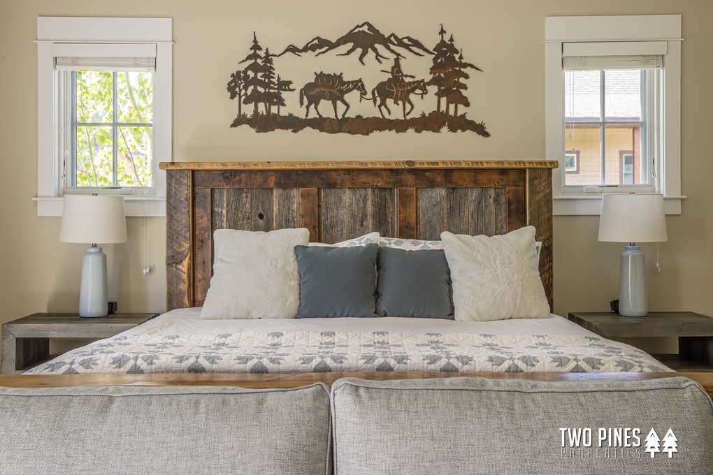 Primary Bedroom - King Bed With En Suite