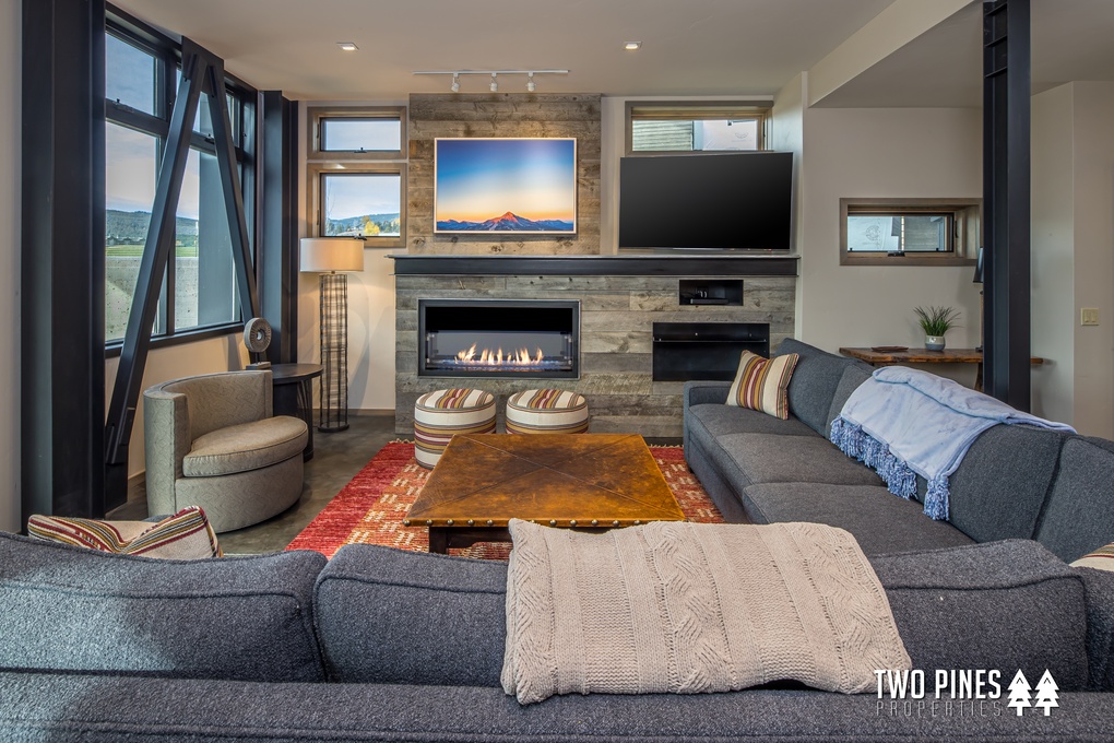Cozy Main Living area with a Flat Screen TV, Fireplace & Breathtaking Views