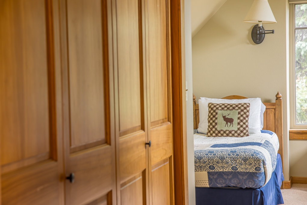 Guest Bedroom with Two Twin Beds, Closet