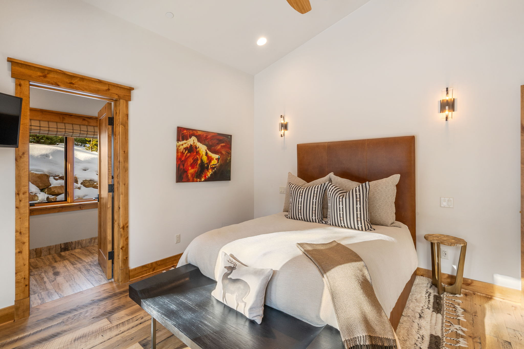 Guest Room 1 (main floor)