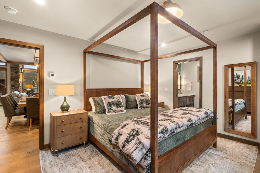 Primary Bedroom on Main Floor w. En-Suite Full Bath