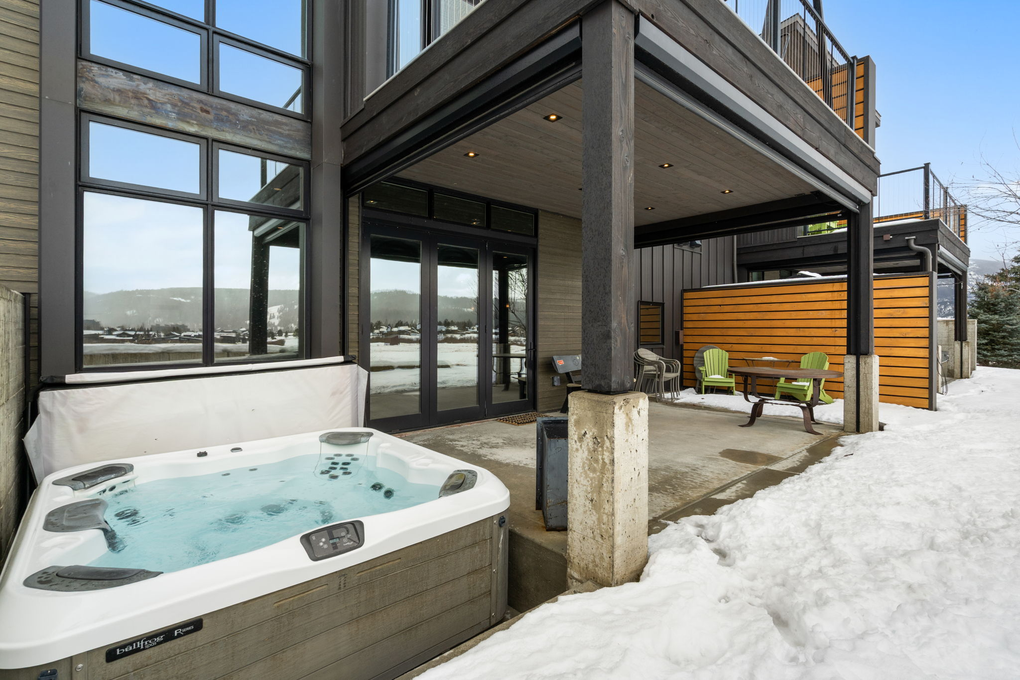 Private Hot Tub w. Privacy Wall