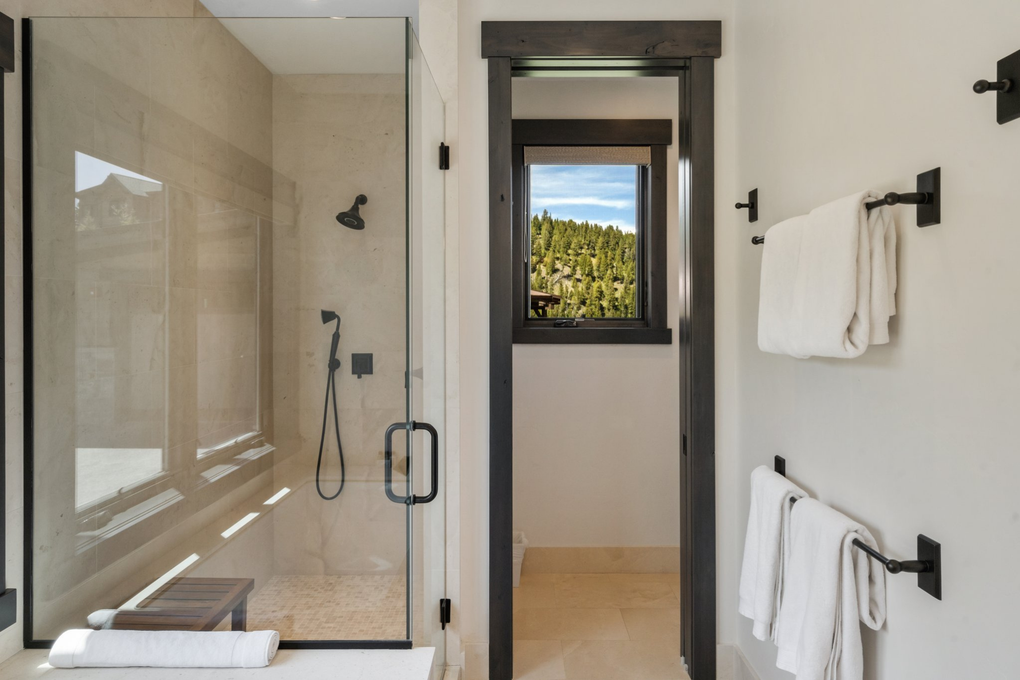 Primary Bedroom's En-Suite (main floor)