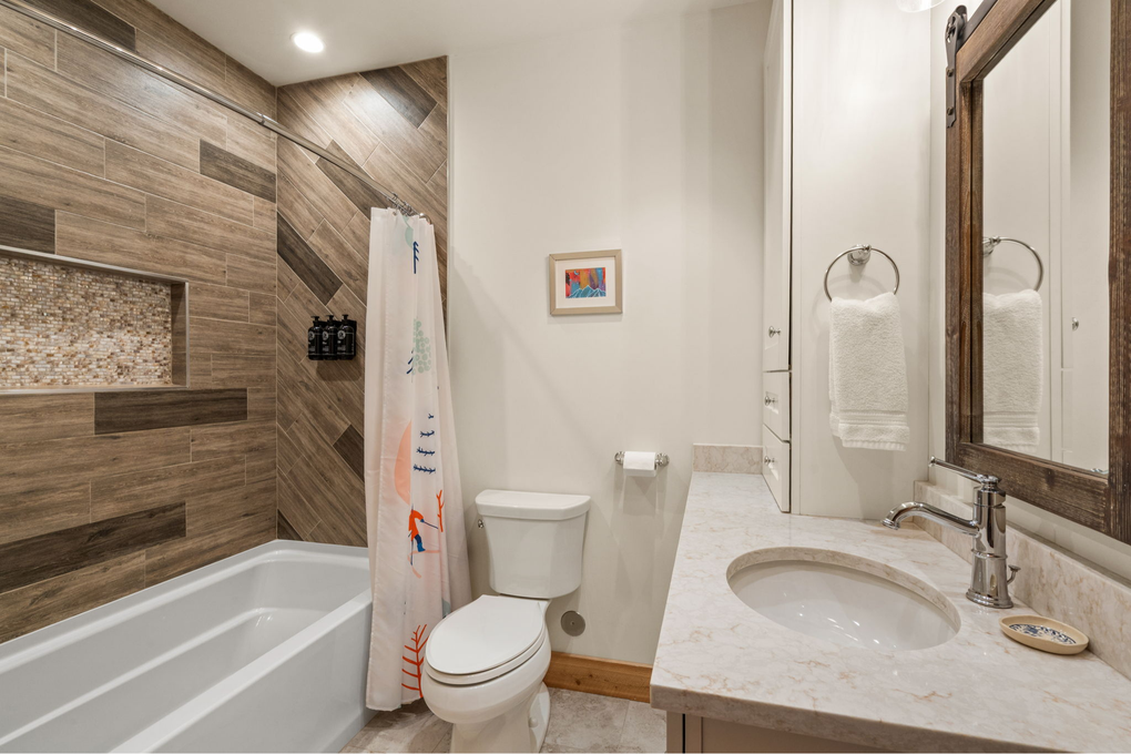 Second Lower Level Hallway Full Bathroom w. Tub/Shower Combo
