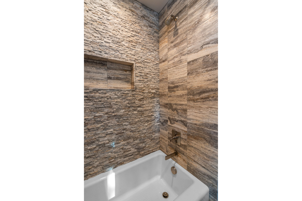 Guest Room 1 En-Suite Full Bath (main floor) 