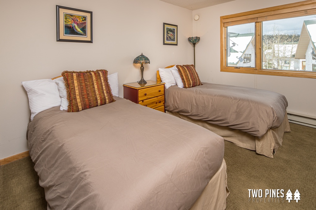 Guest Bedroom with 2 Twin Beds & Full Bathroom Access