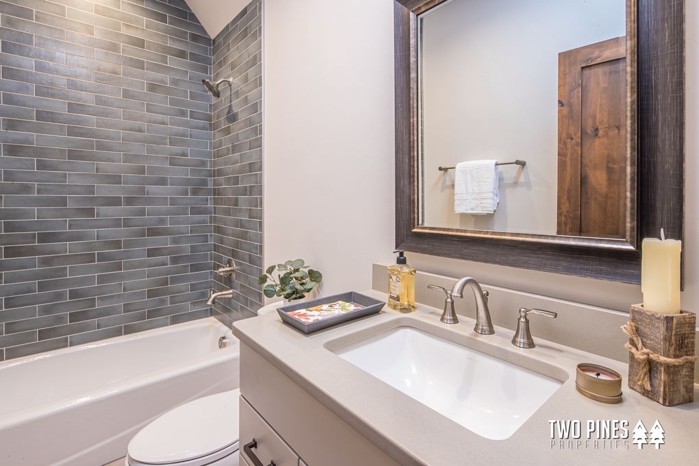 Main Level Guest Bathroom with Tub/Shower Combo