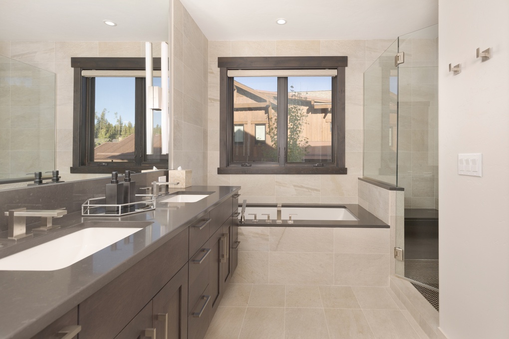 Primary Bedroom En-Suite Full Bath w. Soaking Tub and Walk-in Shower